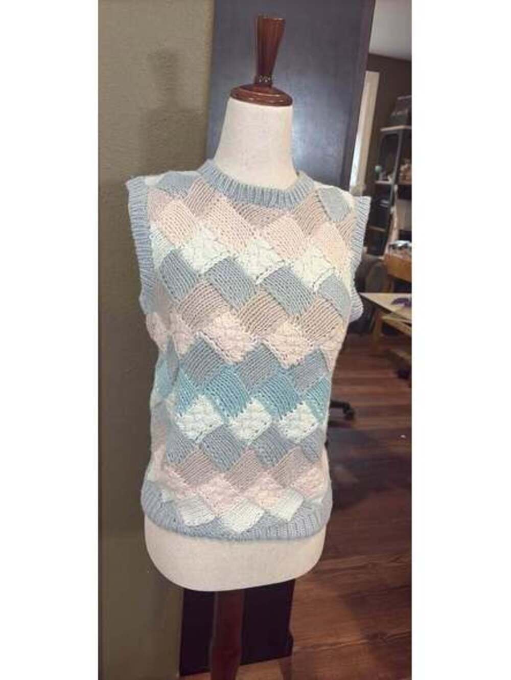 Sweater Bee by Banff Ltd. Handmade Knit Sweater Vest (T3-2077)